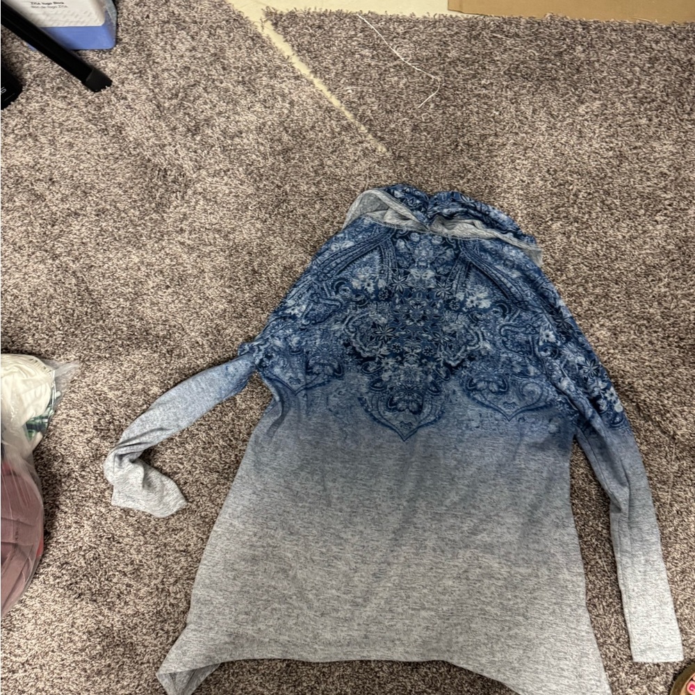 ONE WORLD Floral Blue and White Top - Picture 3 of 3